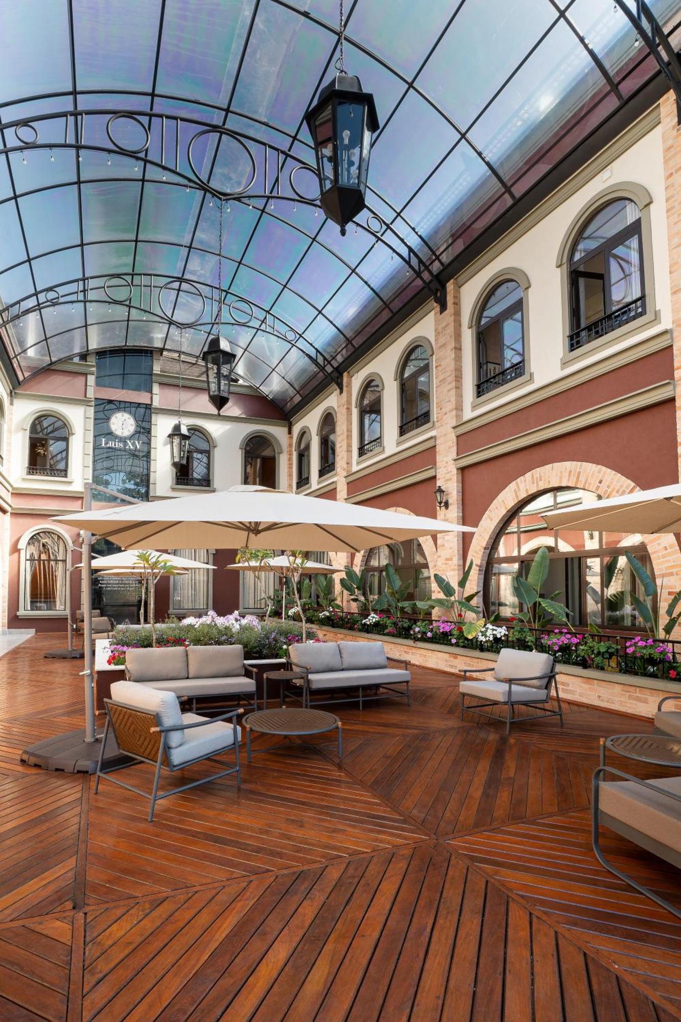 Pousada Luis XV Campos do Jordão Екстериор снимка The interior of the hotel