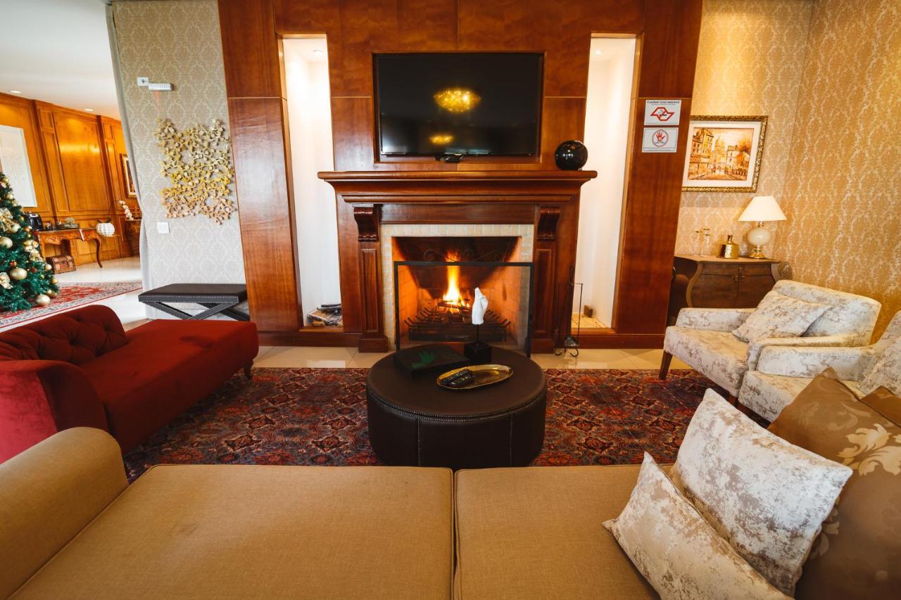 Pousada Luis XV Campos do Jordão Екстериор снимка A living room with a fireplace