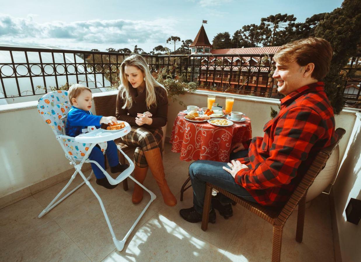 Pousada Luis XV Campos do Jordão Екстериор снимка Family on a balcony